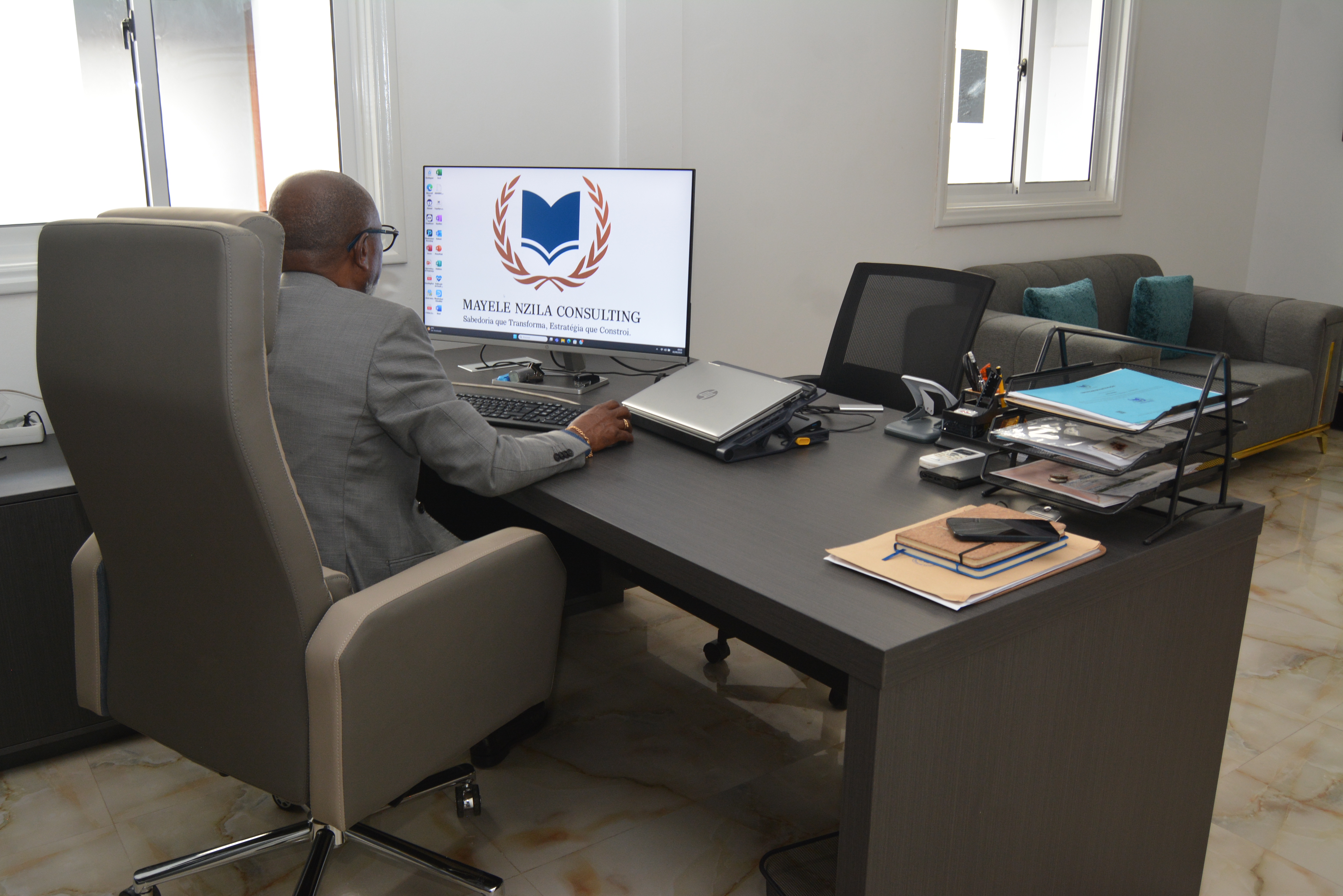 Equipa da Mayele Nzila em ambiente corporativo